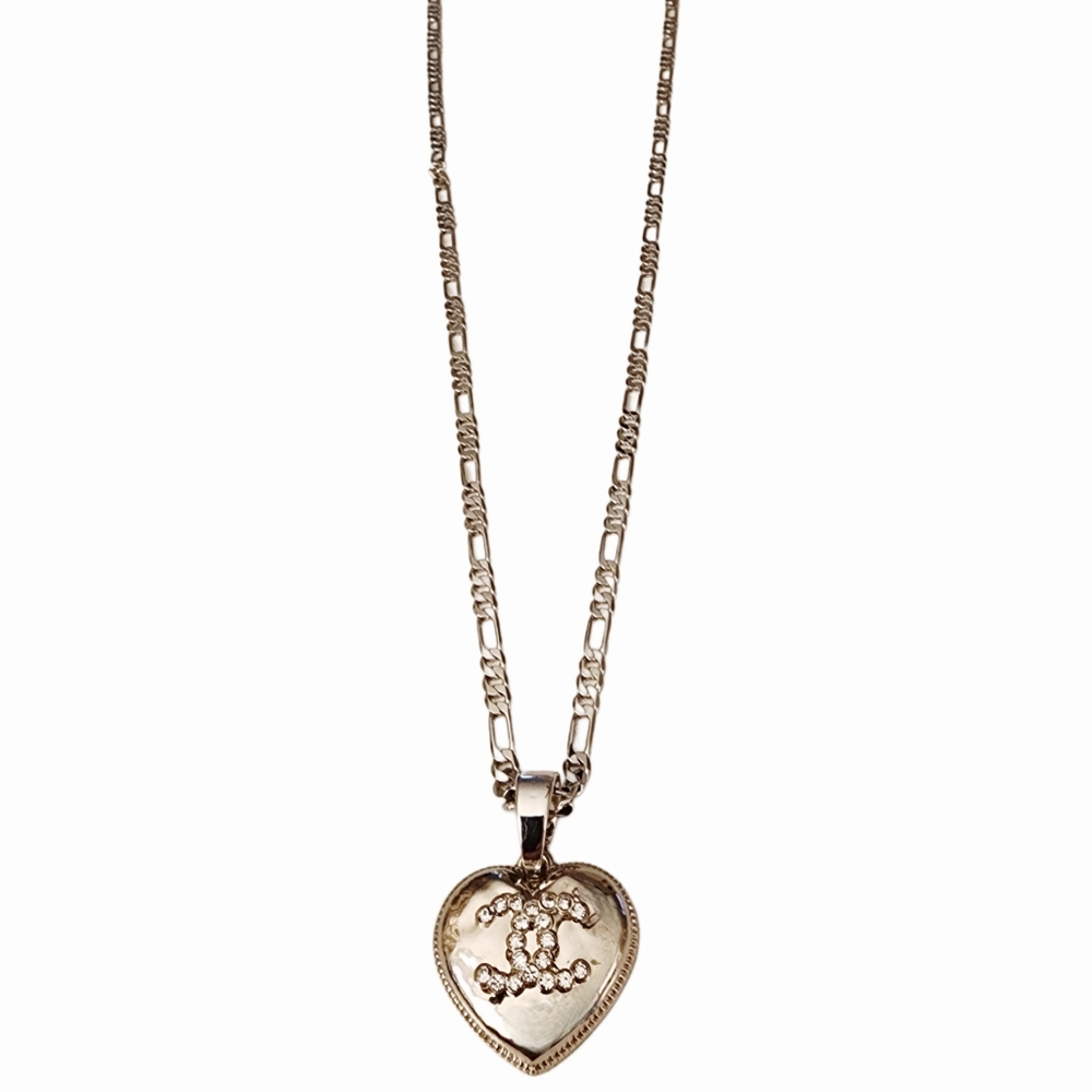 Heart Shaped Designer Charm On Elegant 18K White Gold Figaro Necklace Chain